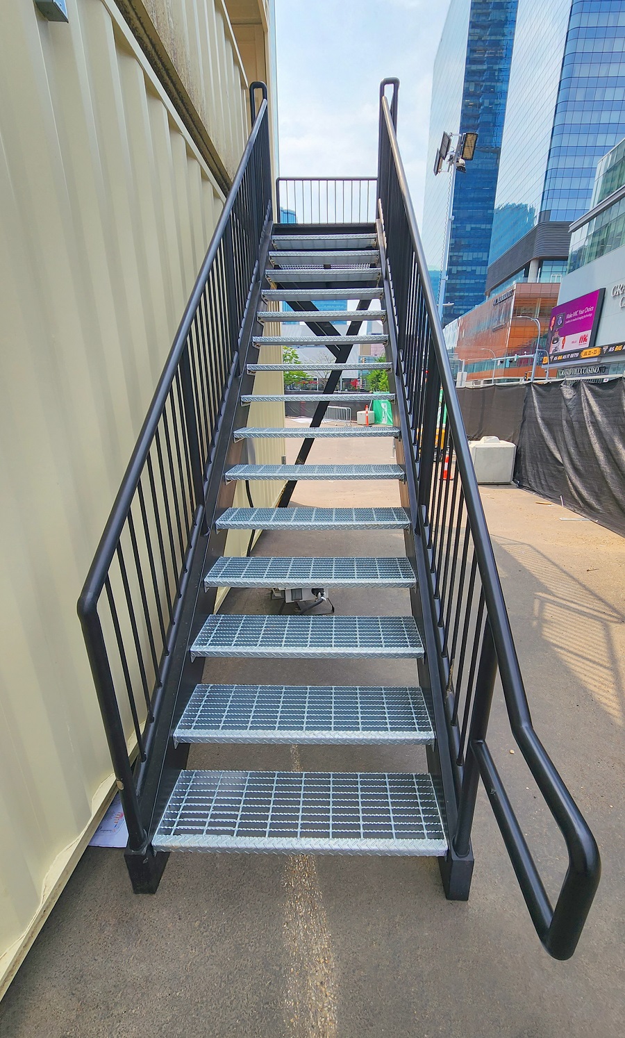 40’HC VIP Area with Patio for the Oilers - Container Tec Pty Ltd